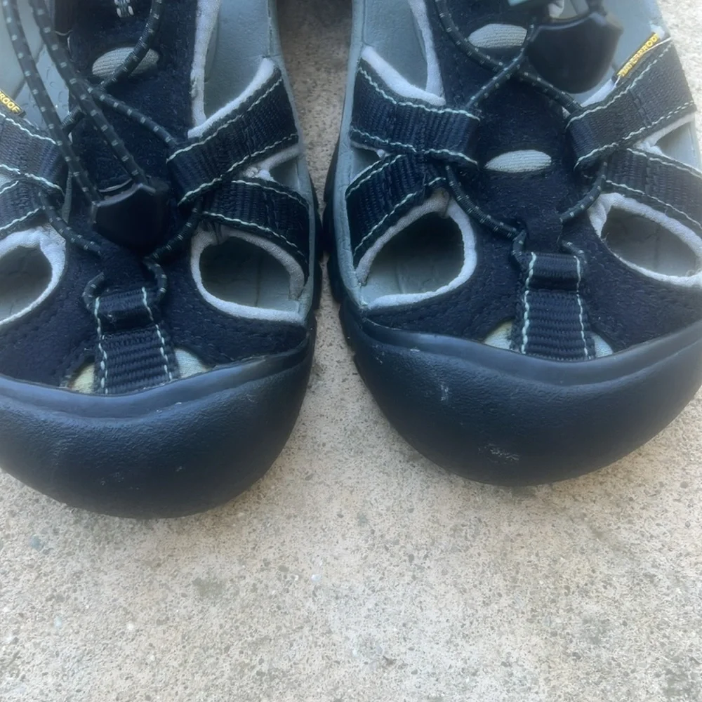 KEEN Newport H2 Closed Toe Black Water Sandal Women's Size 6